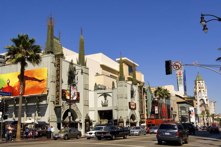 Hollywood Boulevard es la calle clave para mezclarse con el ambiente del cine y las estrellas internacionales.
