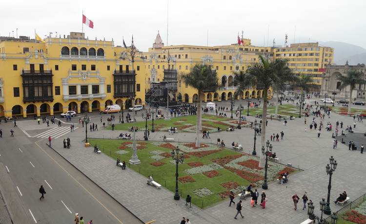 La Plaza de Armas o Mayor se encuentra rodeada por el Palacio de Gobierno, la Municipalidad, la Catedral y el Palacio Arzobispal. Aquí fundó la ciudad Francisco Pizarro en 1535 / PROMPERU.