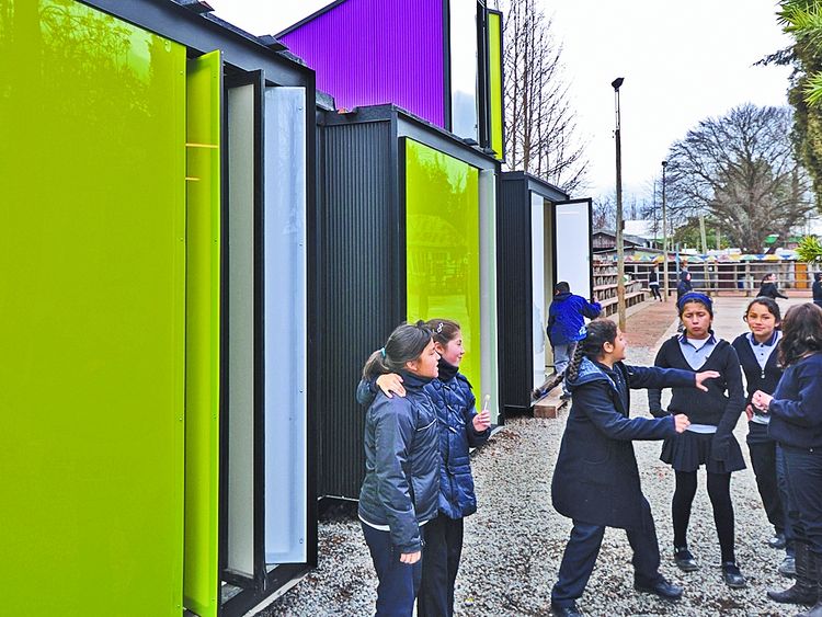 CHILE. En la comuna de Retiro, Sebastián Irarrázabal construyó una escuela modular mediante la reutilización de containers marítimos.