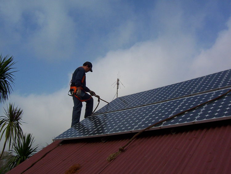 ENERGÍA RENOVABLE. Instalación de un sistema fotovoltaico para una vivienda en el Tigre. Foto: Sursolar.